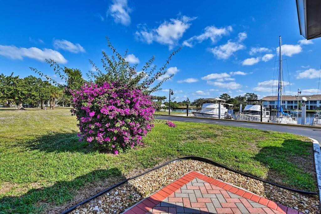 Marina Getaway On The Water! Apartment เนเปิลส์ ภายนอก รูปภาพ
