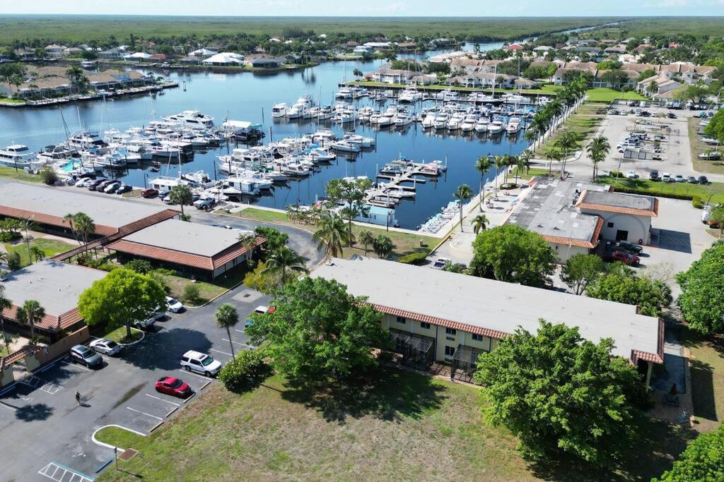 Marina Getaway On The Water! Apartment เนเปิลส์ ภายนอก รูปภาพ