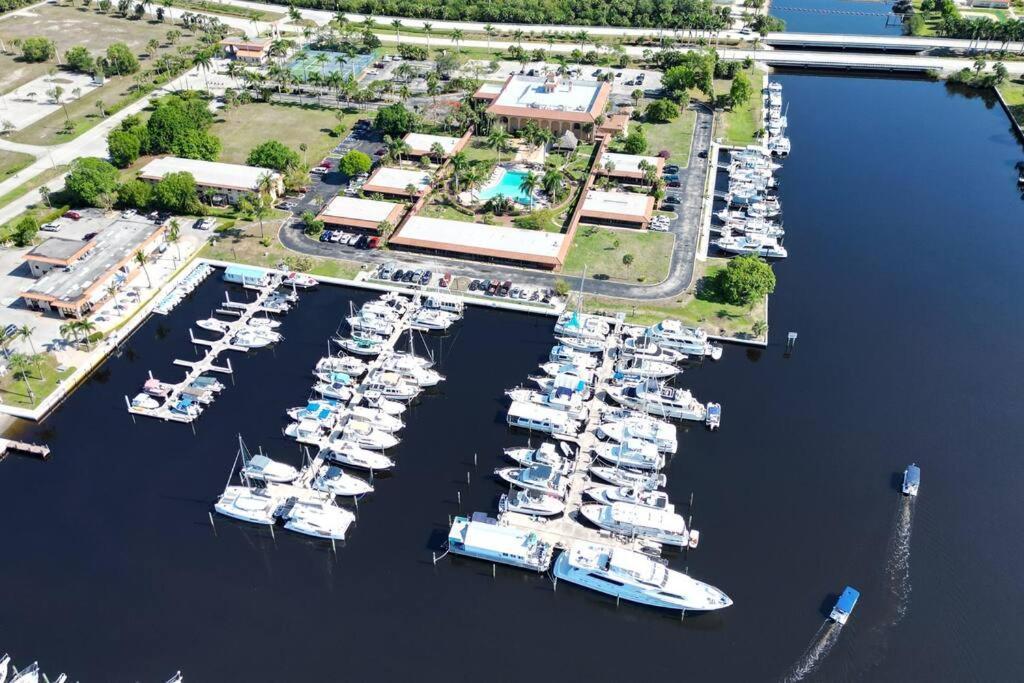 Marina Getaway On The Water! Apartment เนเปิลส์ ภายนอก รูปภาพ