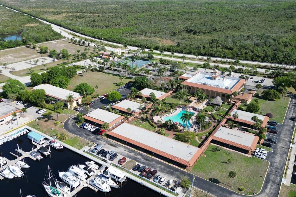 Marina Getaway On The Water! Apartment เนเปิลส์ ภายนอก รูปภาพ