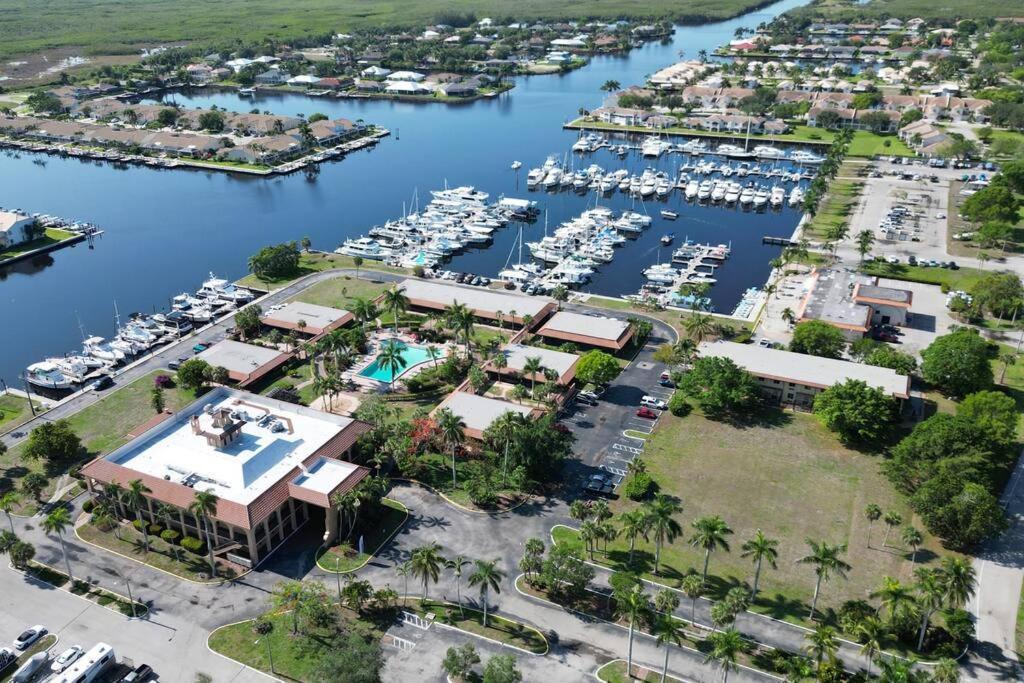 Marina Getaway On The Water! Apartment เนเปิลส์ ภายนอก รูปภาพ