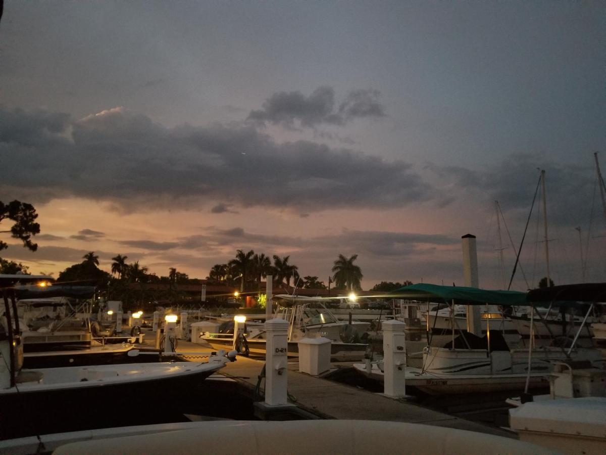 Marina Getaway On The Water! Apartment เนเปิลส์ ภายนอก รูปภาพ