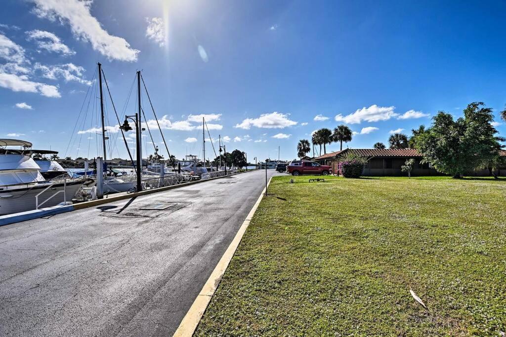 Marina Getaway On The Water! Apartment เนเปิลส์ ภายนอก รูปภาพ